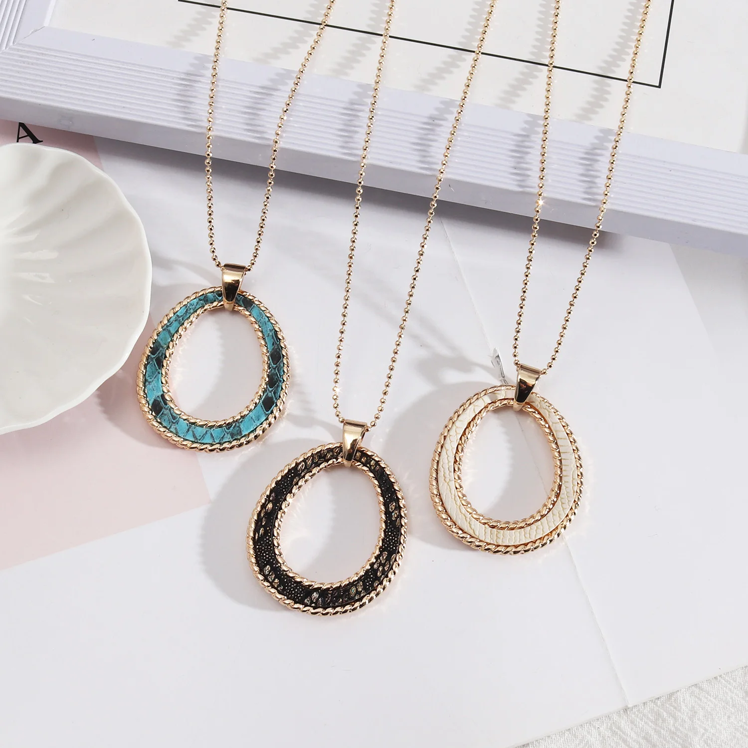 

2021New Hollow Out Geometric Egg Shape Pendant Necklace For Women