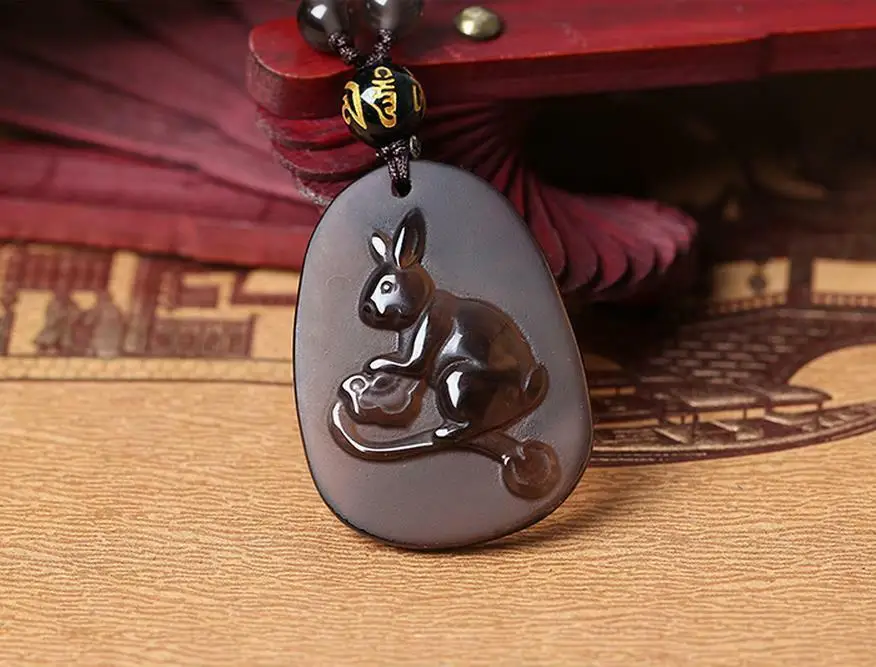 Из натурального прозрачного камня вида Подвеска из вулканического стекла Кролик