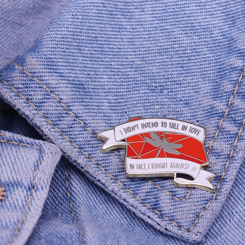 Борьба с любовью Красный значок со стрекозой ролевая игра D20 геймерский