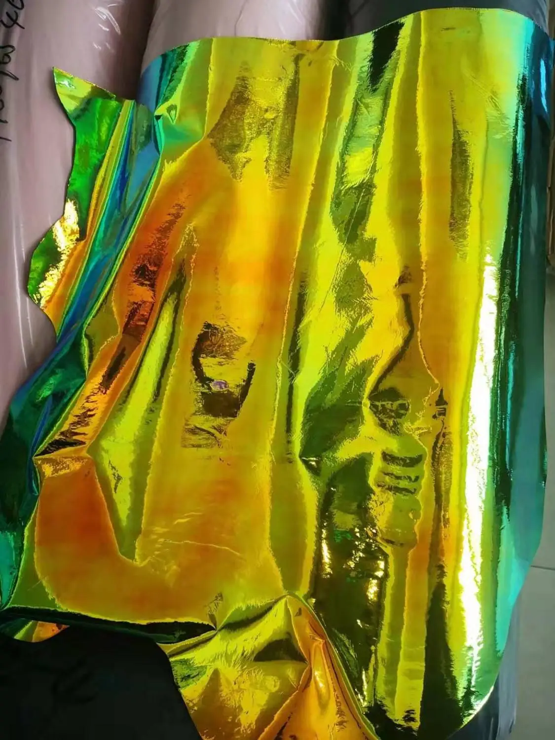 Голографическая зеркальная поверхность из натуральной воловьей кожи Farbic в