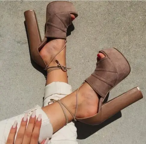 Женские босоножки с Т образной деревянной пряжкой на квадратном каблуке