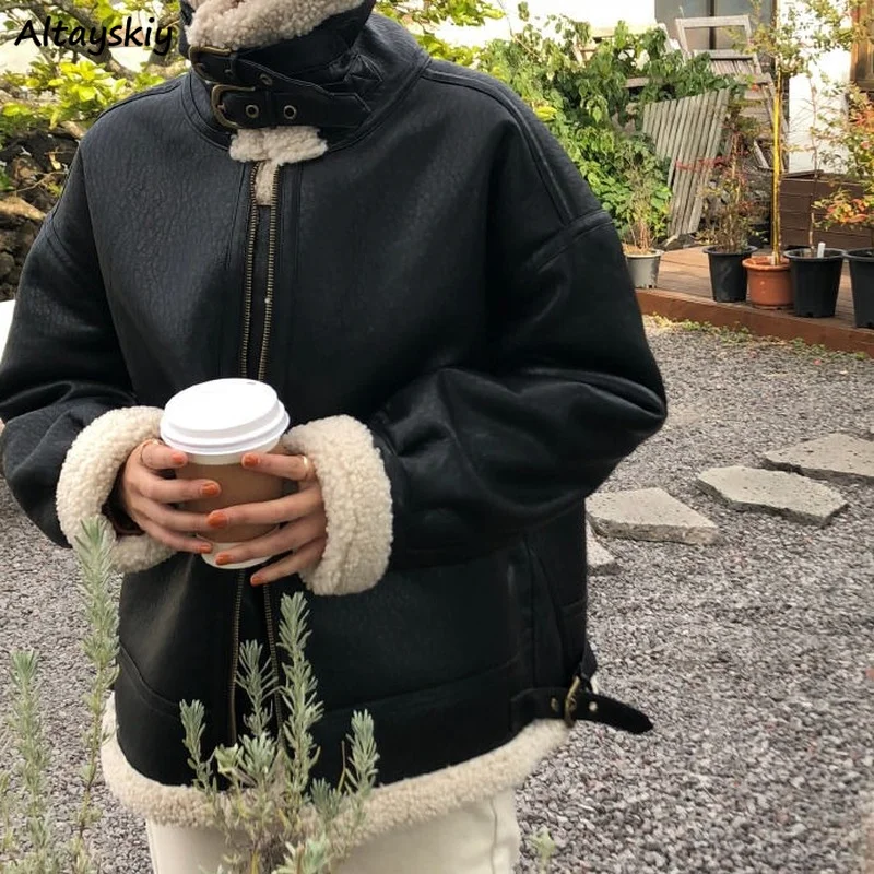 Куртка женская зимняя из овечьей шерсти с воротником-стойкой и карманами |