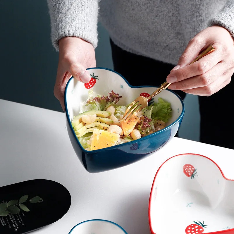 

Korean Style Heart Bowl Ceramic Bowl With Strawberry Pattern Porcelain Rice Soup Salad Bowls Creative Restaurant Household Bowl