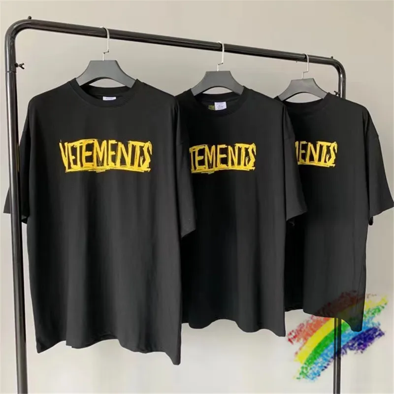 

High Quality VETEMENTS Black World Tour T-shirt Men Women Yellow CITY Letters Logo VETEMENTS T-shirts Oversize VTM Tee