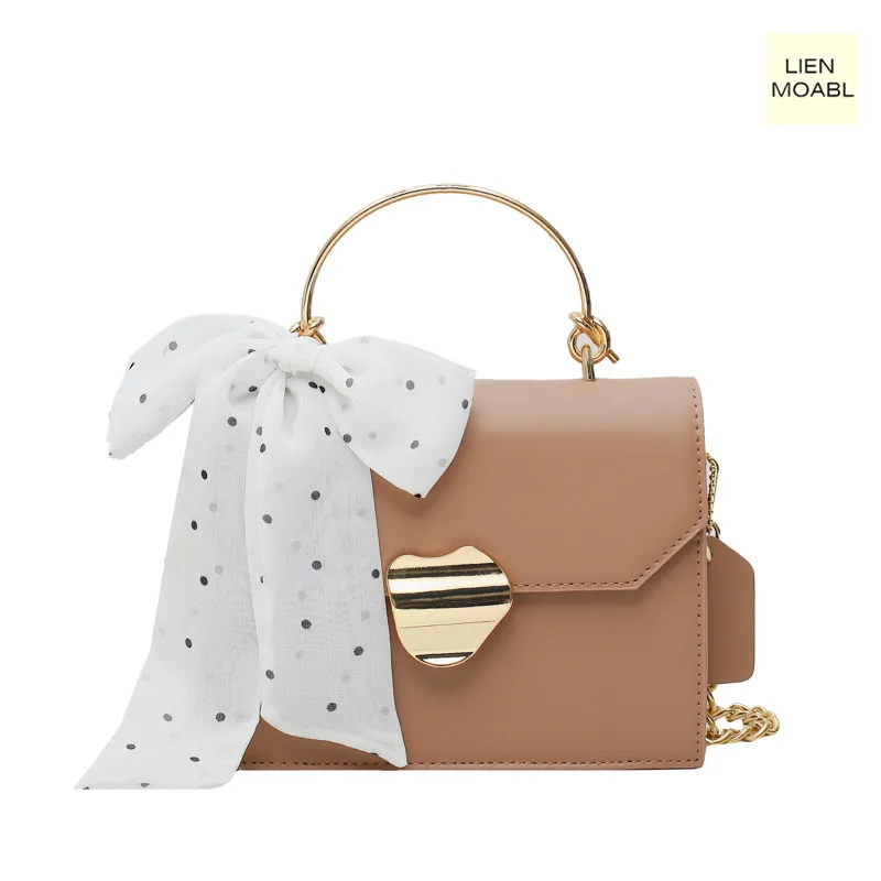 Женская сумка с металлической ручкой украшенная цепочкой ручная