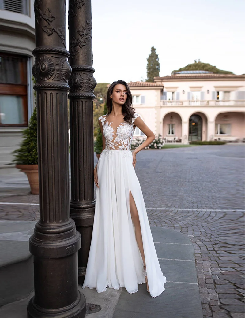 Свадебное платье с разрезом спереди длинное белое шифоновое трапеция