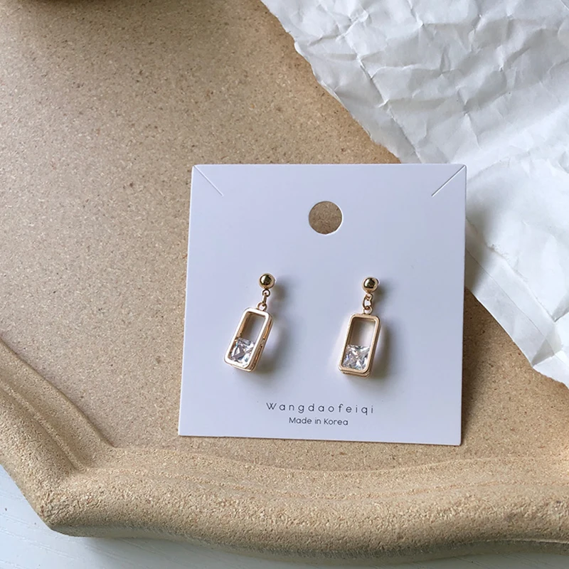 Модные минималистичные квадратные серьги с фианитами золотого цвета