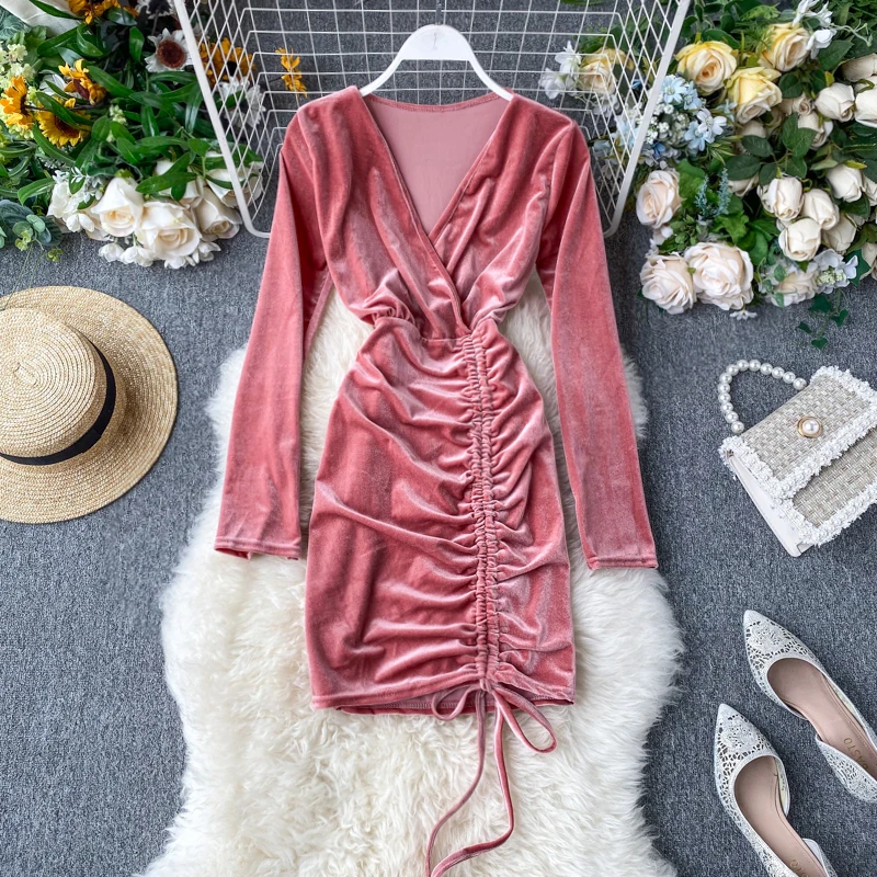 Весеннее женское велюровое платье с длинным рукавом облегающее весеннее