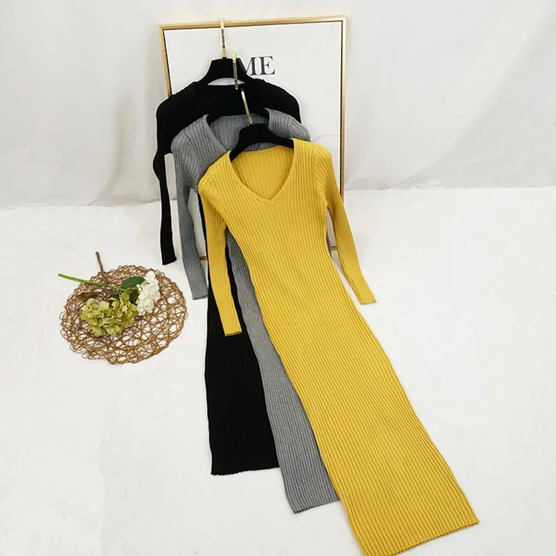 

Женское трикотажное платье-свитер средней длины, с V-образным вырезом и длинным рукавом