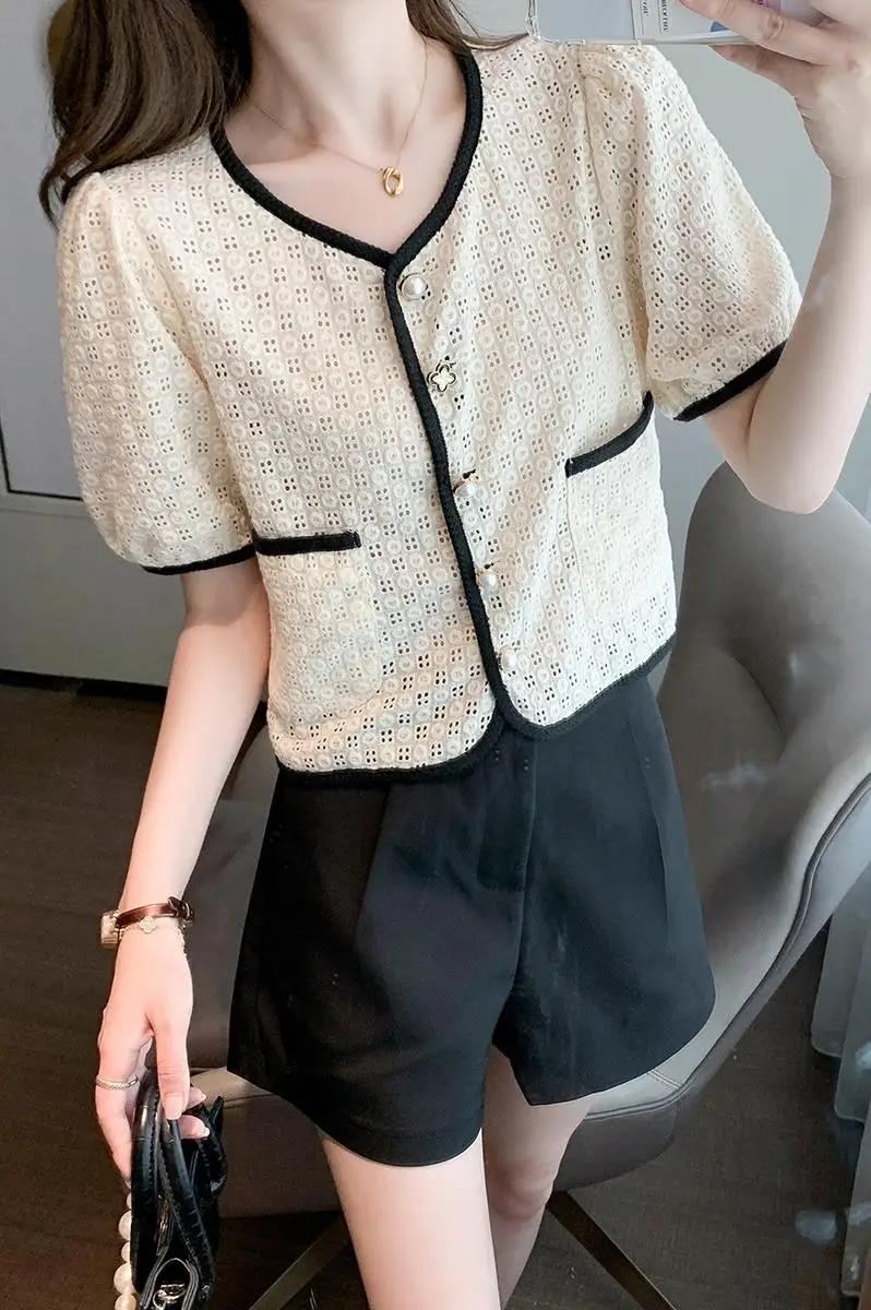 

Chikichi 2021 Summer New Korean Fashion Gouhua Hollow Out Round Neck Contrast Short Sleeve Shirt Blouse