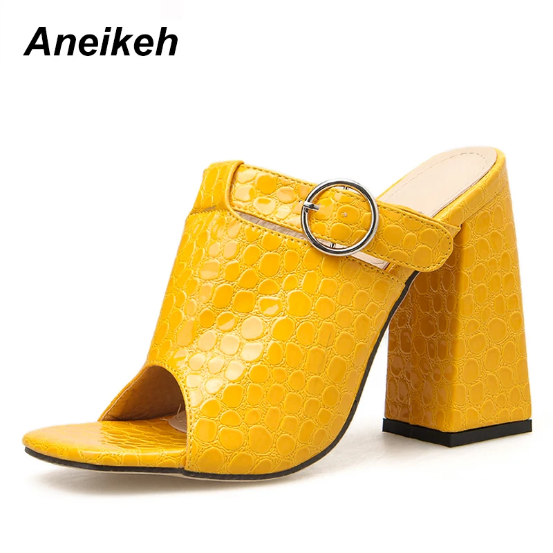 Aneikeh/летние шлепанцы с открытым носком; женские шлепанцы из искусственной кожи с металлическим украшением и вырезами; повседневные туфли на высоком каблуке