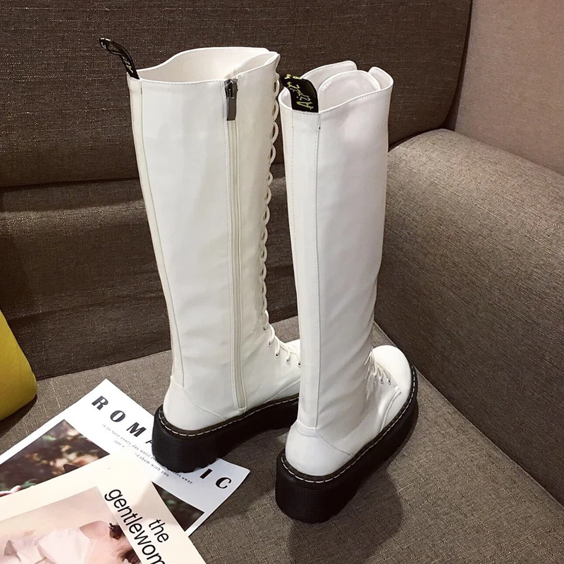Женские высокие сапоги до колена с круглым носком; ботинки «Martens» в байкерском стиле; обувь для верховой езды на шнуровке; обувь на платформе с боковой молнией; Повседневная шикарная зимняя обувь; большие размеры