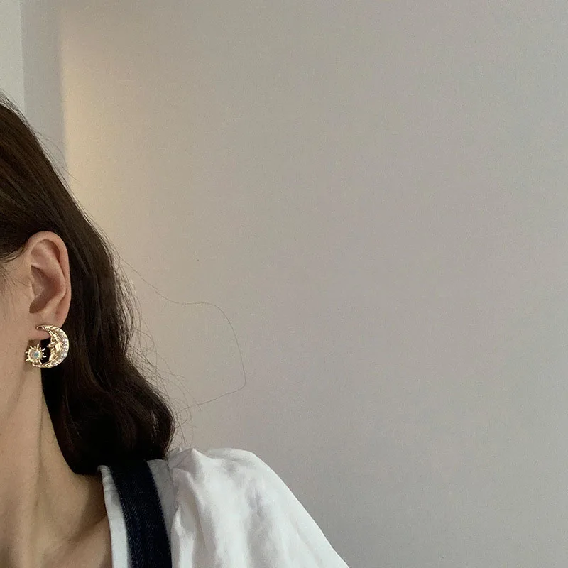 

Personality 2021 New Retro Moon Earrings Korean Version Moon Pearl High Sense Earrings Fashion Earrings Exquisite Ear Nail