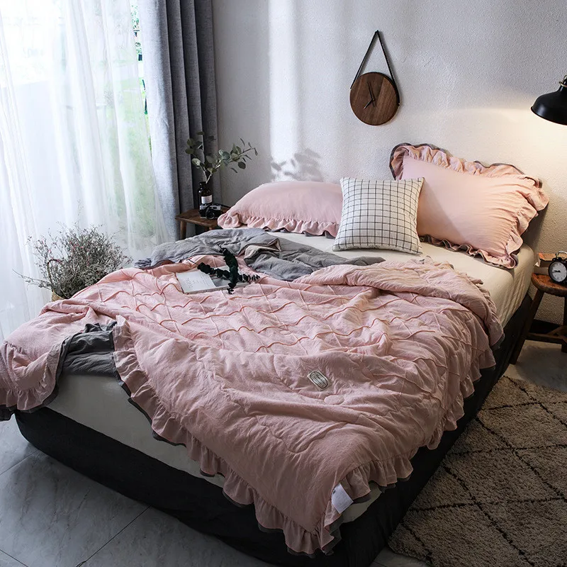 Розово-серое тонкое летнее стеганое одеяло в клетку комбинированное воздушное