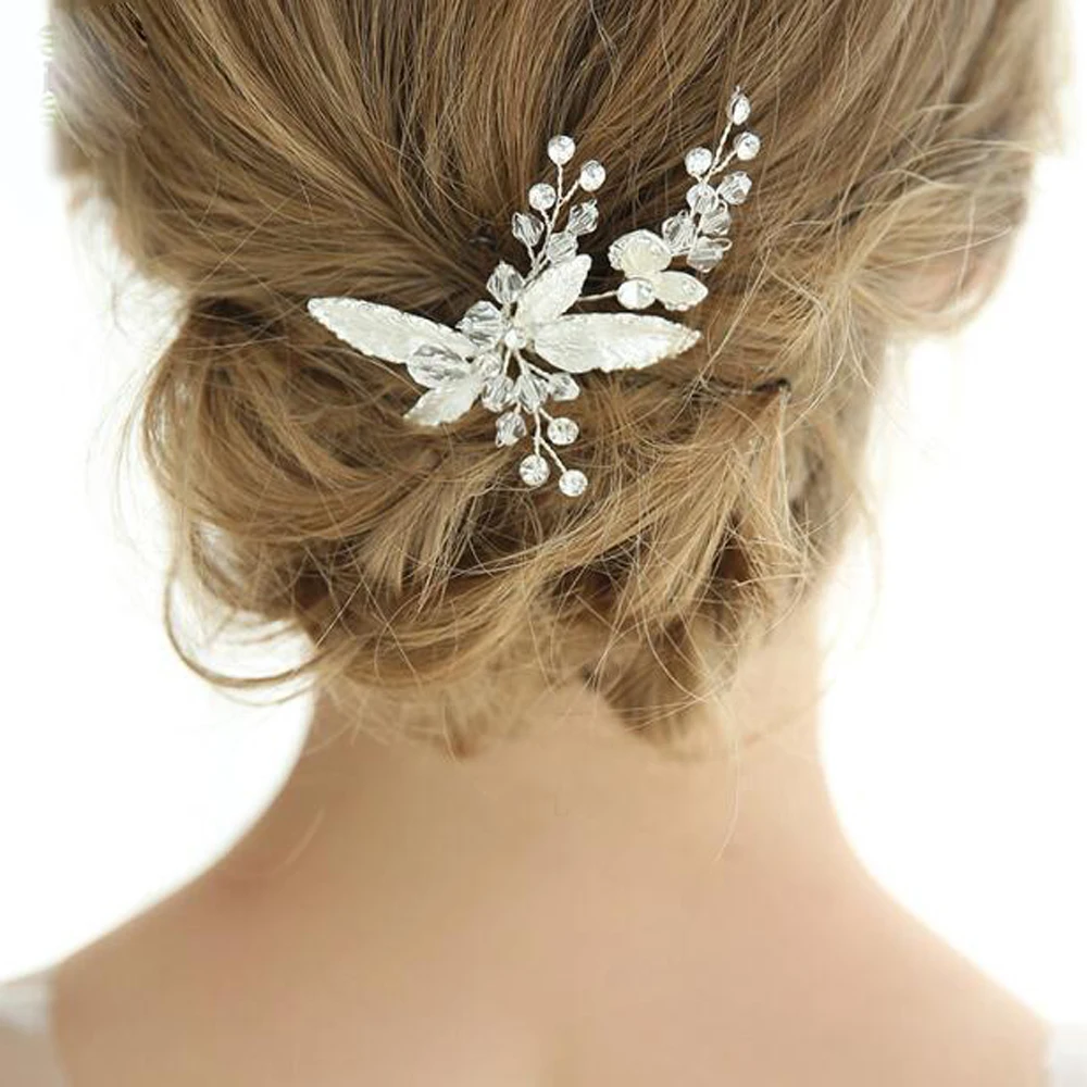 Невесты или подружки невесты с украшениями в виде серебристых кристаллов Стразы