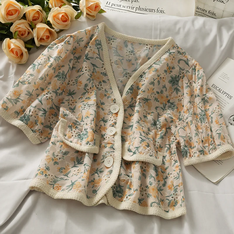 

Винтажная модная женская короткая блузка с V-образным вырезом и цветочным принтом на пуговицах, повседневные рубашки с карманами, шикарный ...