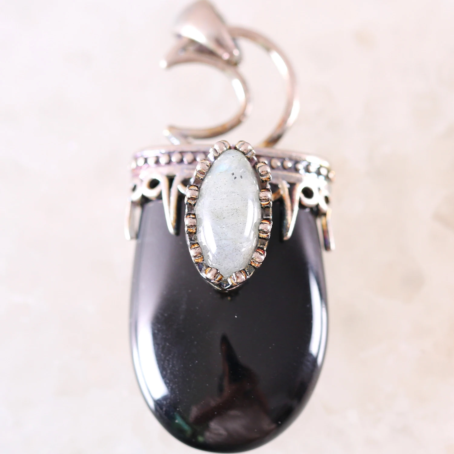 Кулон из натурального камня черный оникс античный серебряный цвет корона