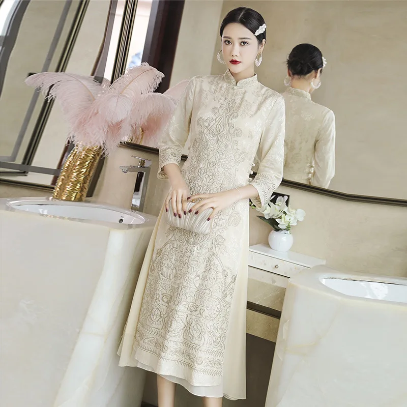 Женское жаккардовое платье миди с вышивкой воротником-стойкой и рукавом 3/4 |