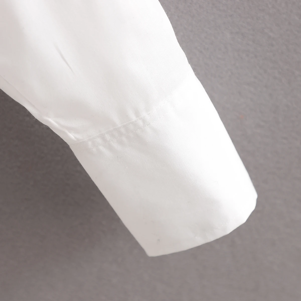 Женский короткий топ KEYANKETIAN двубортный белого цвета с V-образным вырезом и бантом