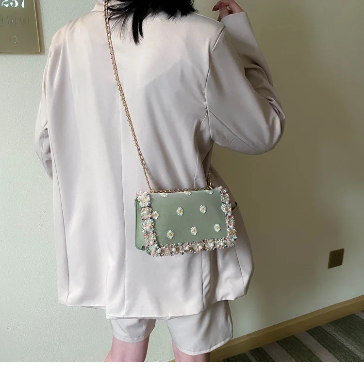 Сумка на плечо женская с жемчужной цепочкой вечерняя сумочка-конверт для