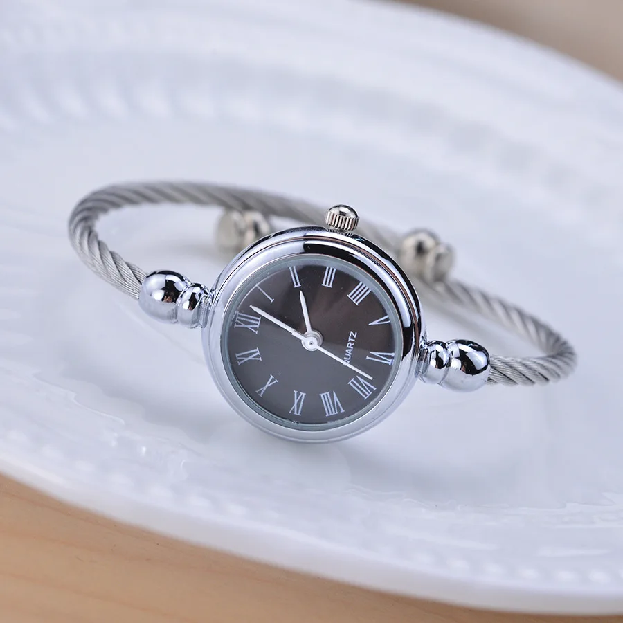 Женские наручные часы с римским циферблатом Серебристые маленьким браслетом в