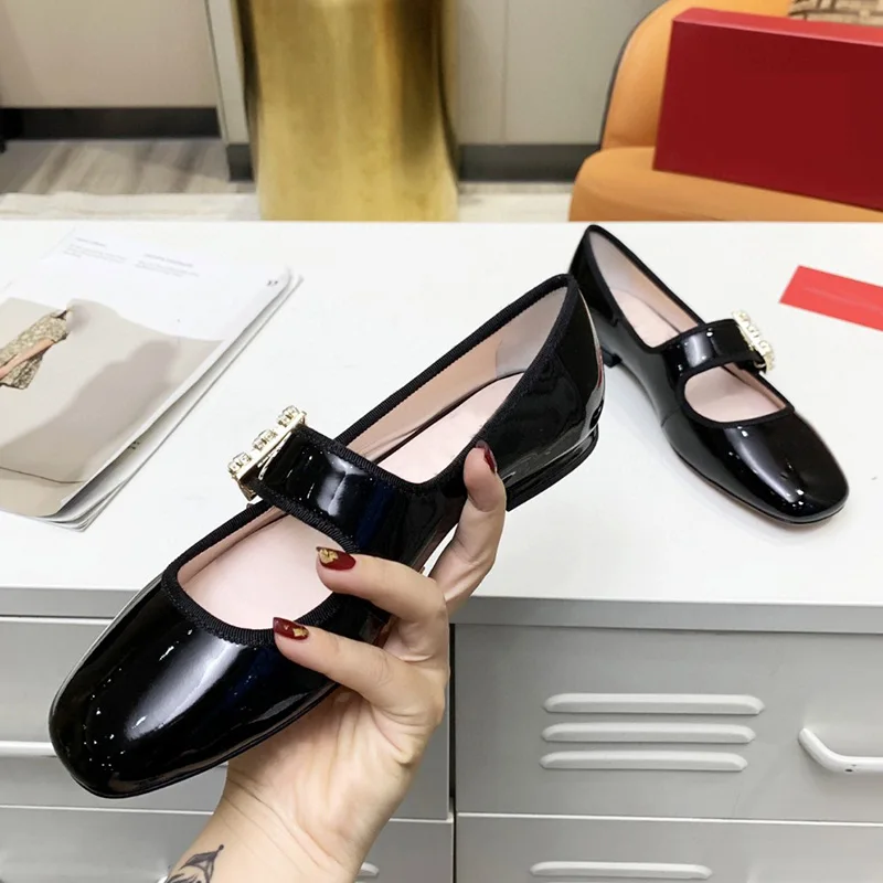 Женские ботинки из лакированной кожи на плоской подошве с квадратным носком и