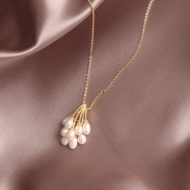 

Natural freshwater pearl flower pendant, high design modern jewelry with elegant gold pendant for women party and ball necklace