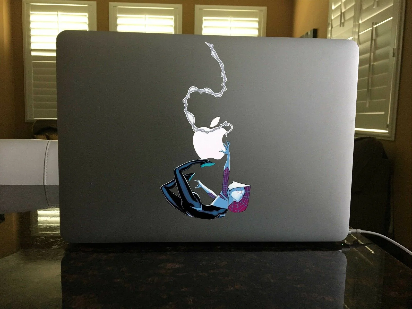 

Для паука Гвен падающая виниловая наклейка Gwen Stacy