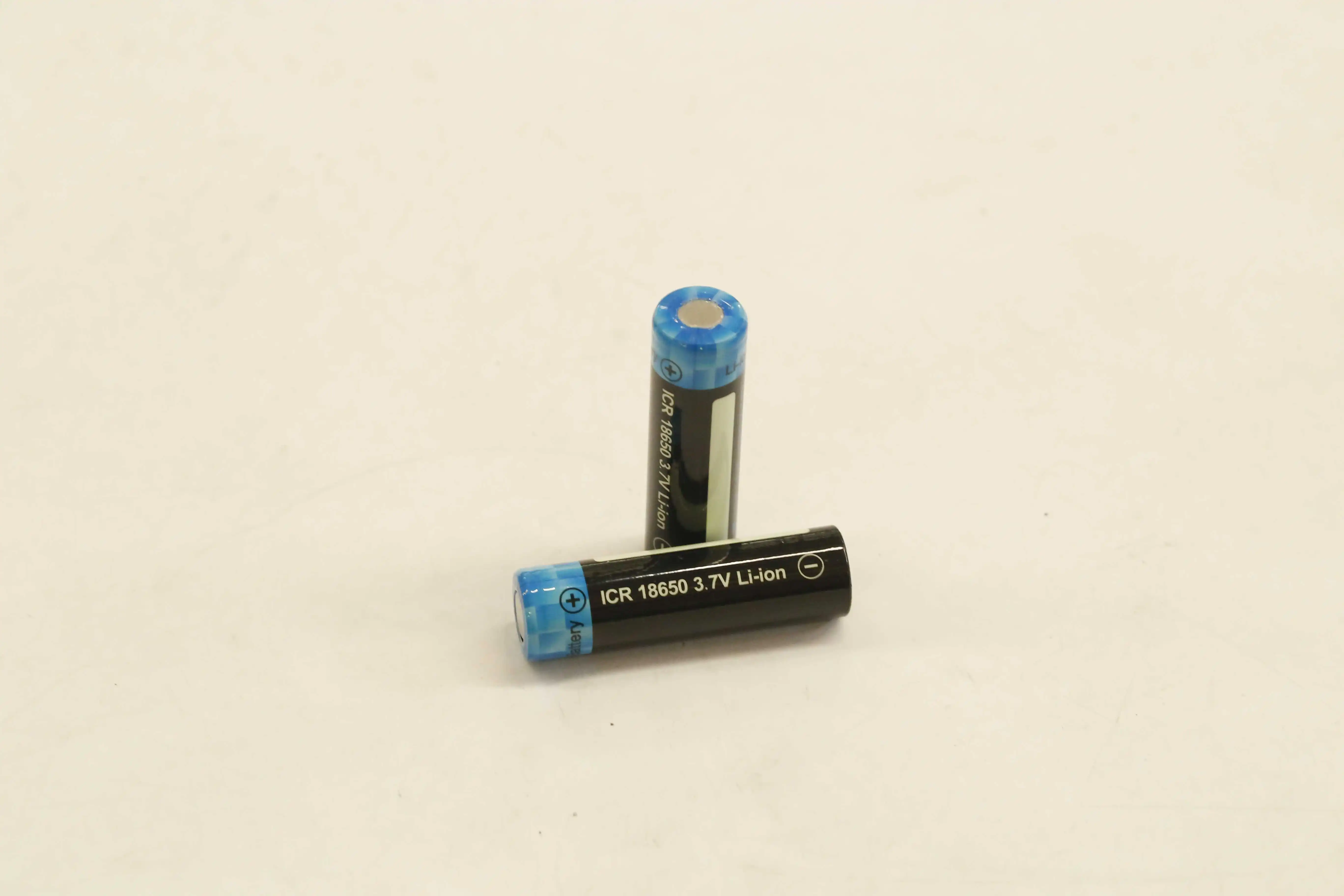 2 шт высокой емкости 3,7 V 18650 2600mah перезаряжаемые литий-ионные батареи для светодиодный фонарик налобный фонарь
