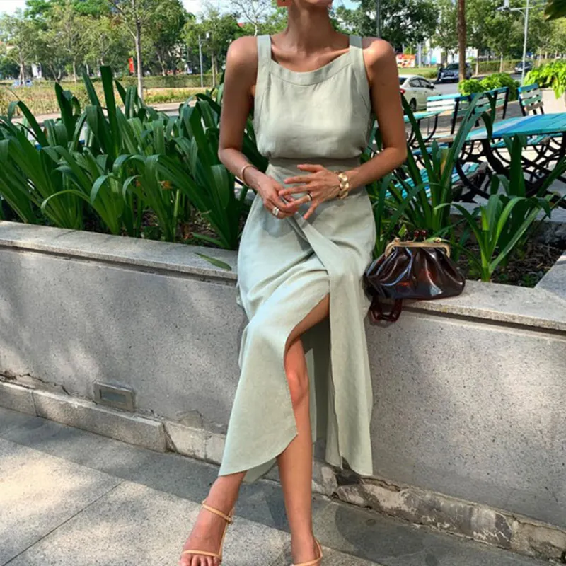 Женское однотонное платье без рукавов с открытыми плечами круглым вырезом и