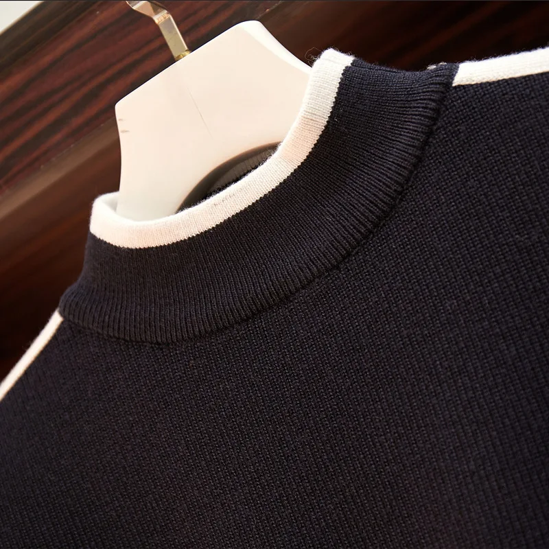 Облегающее женское платье большого размера осенне зимнее в полоску с длинным