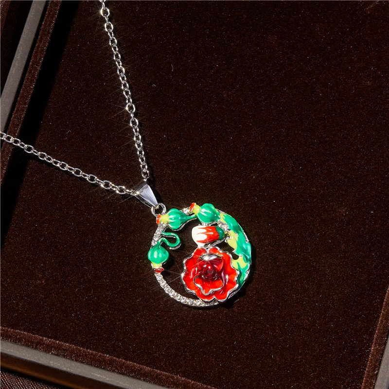 

Exquisite Charming Green Leaf Red Flower Necklace Pendant Fashion Elegant Women Romantic Valentine's Day Charm Jewelry Gift