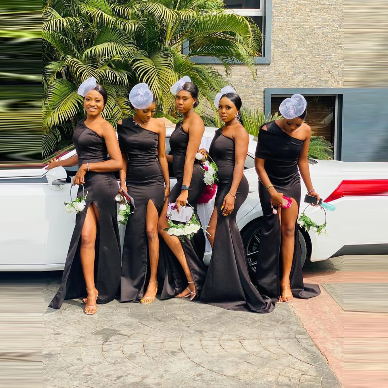 1. Элегантные черные платья для подружек невесты под традиционное платье Aso Ebi