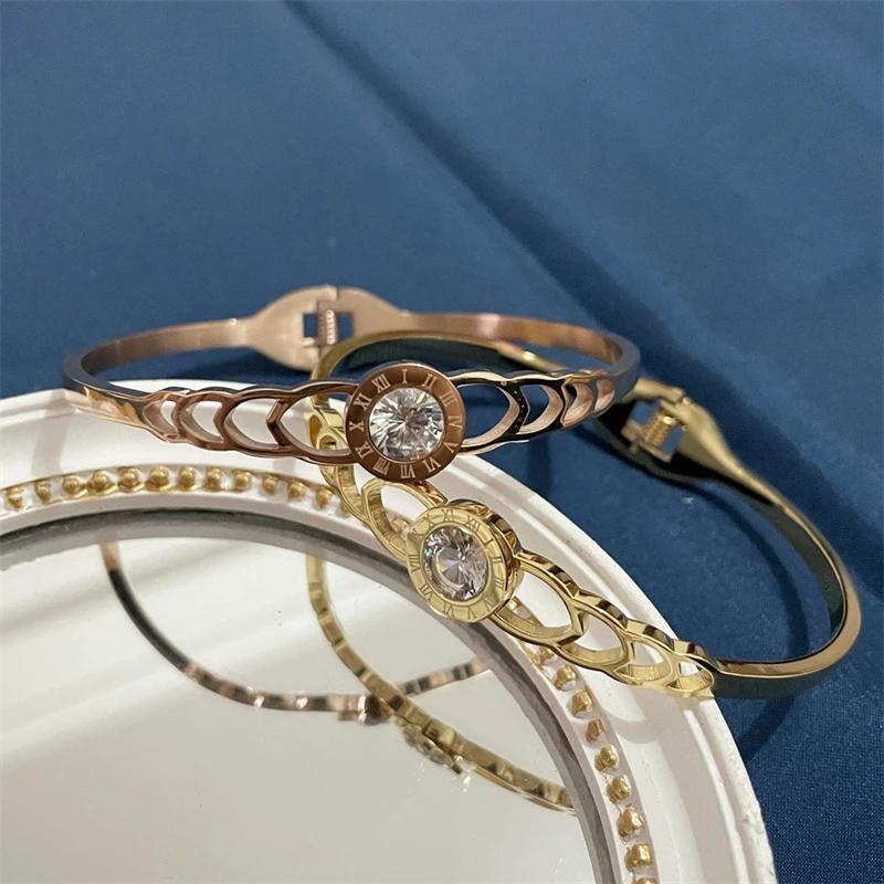 

2021 Woman Stainless Steel Gold Roman Numerals Large Zircon Jewelry Squama Hollow Out Spring Bangles Bracelets