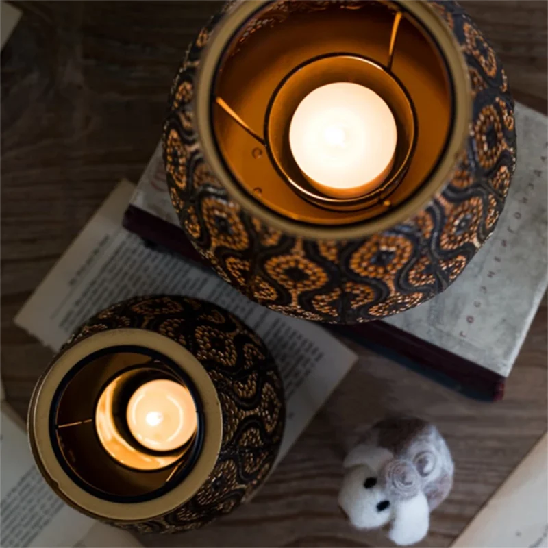 Ретро чёрный золотой полый железный резной подсвечник сделано в старинном стиле