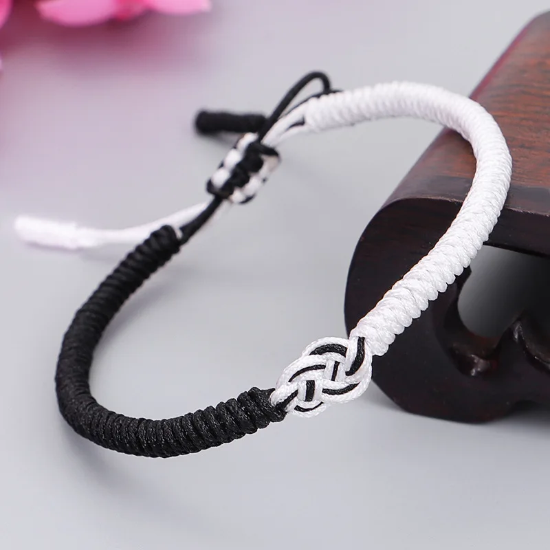 Браслет женский плетеный из нитей белого и черного цвета ручной работы с узлом