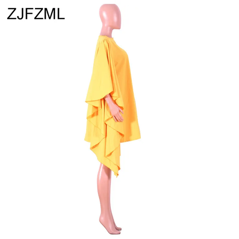 Женское свободное платье с оборками желтое средней длины круглым вырезом и