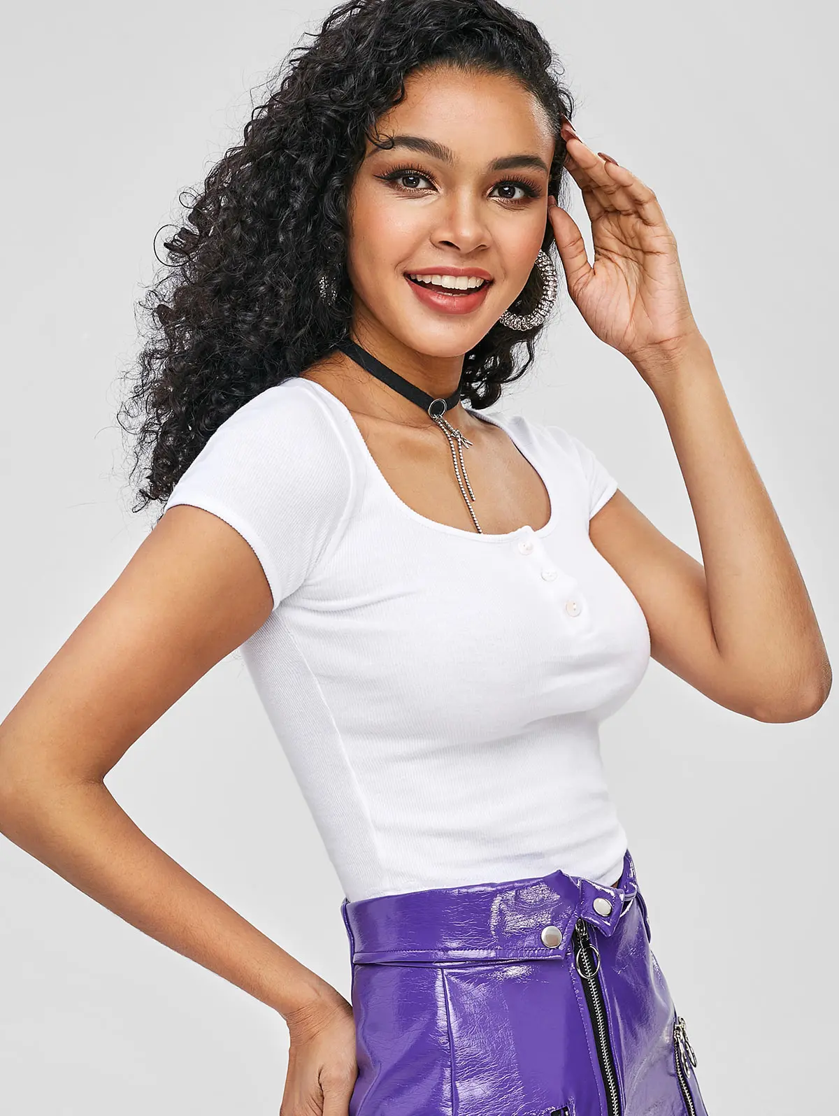 Укороченная женская футболка с овальным вырезом однотонная короткий рукав на