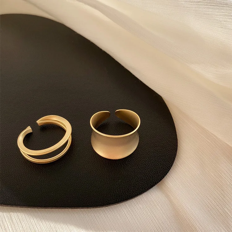 Комплект колец из двух предметов с широкими золотыми кольцами для женщин