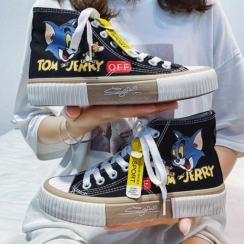 Черный с мультяшными принтами на не сужающихся книзу высоких массивных Топ доска