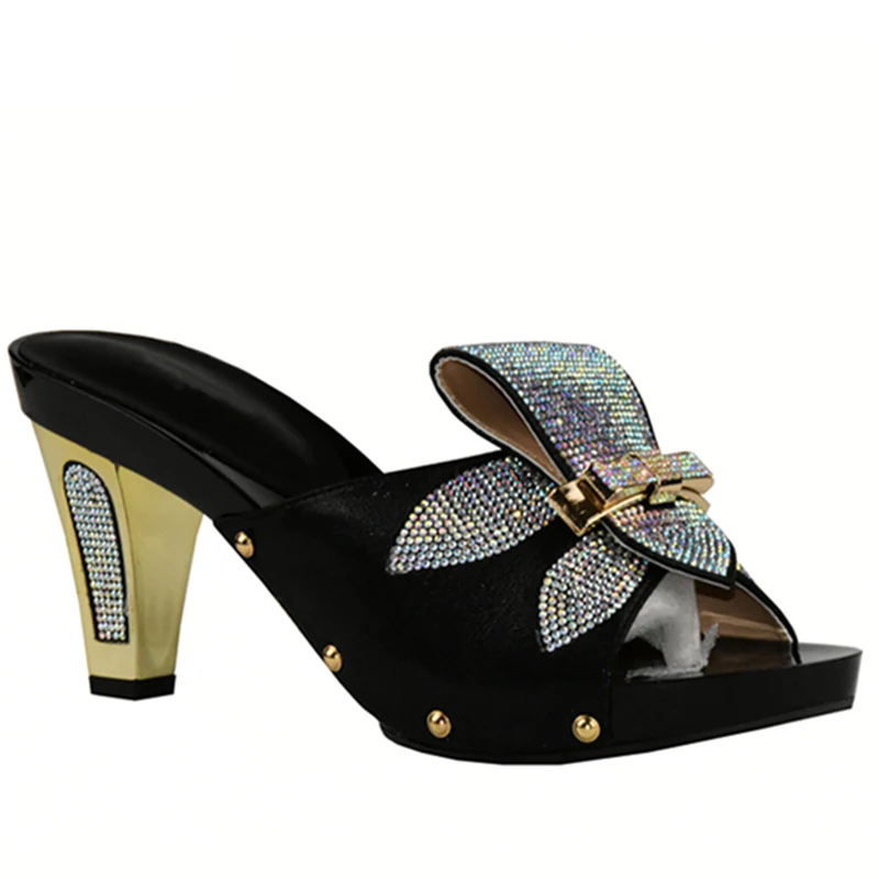 Женские туфли-лодочки золотого цвета с открытым носком украшенные стразами |