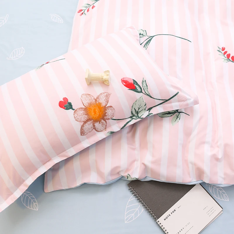 Комплект постельного белья в розовую полоску с цветочным рисунком домашний