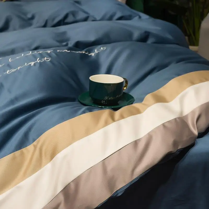 Комплект постельного белья из египетского хлопка высокого качества с вышивкой, сатиновым блеском и легким роскошным дизайном, включающий наволочки и простыню.