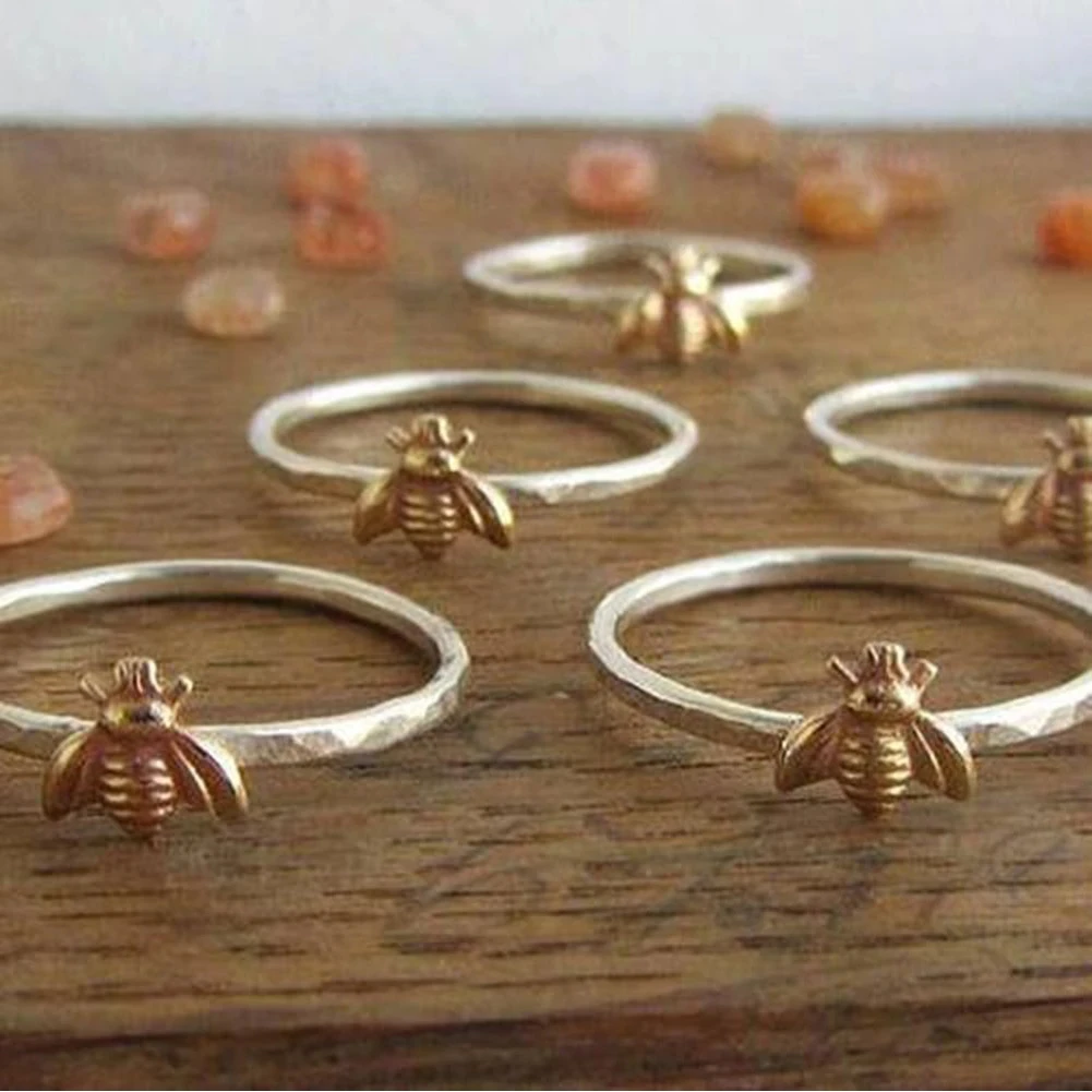 

2021 New Simple Tiny Solid Gold Color Alloy Bee Finger Rings Gold Hammered Band Stacking Rings Wedding Anniversary Jewelry