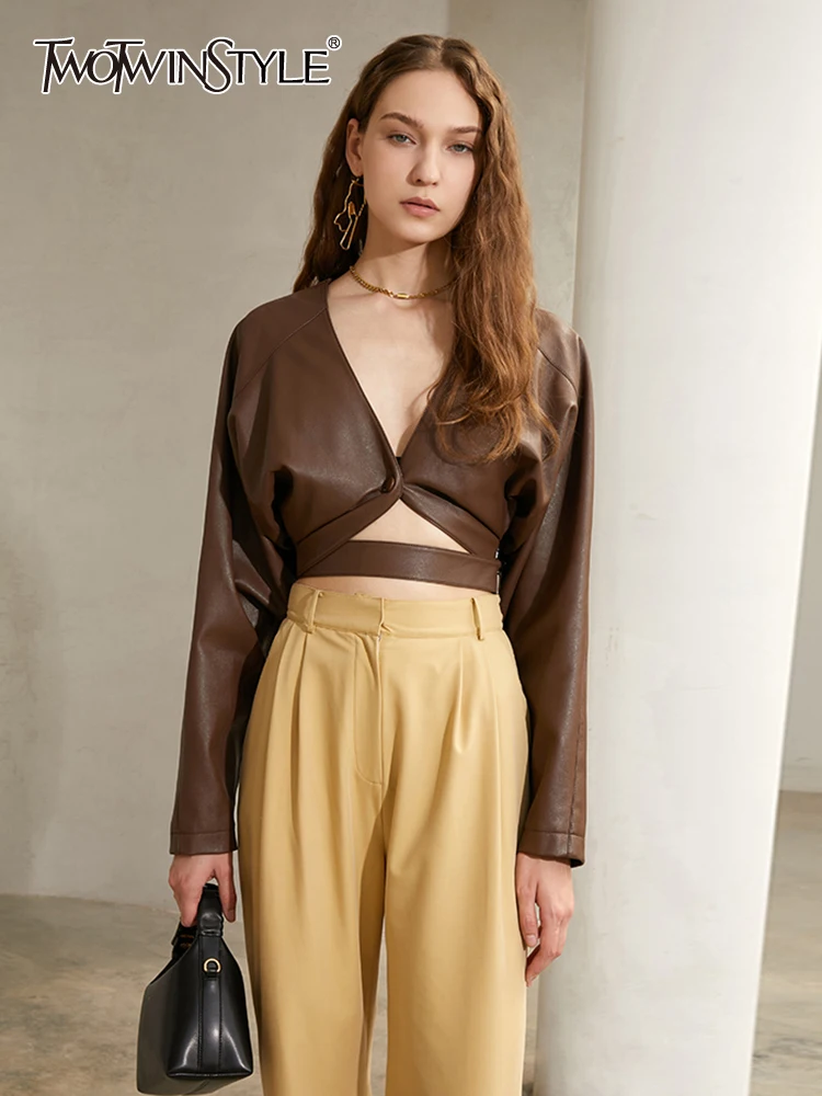 

TWOTWINSTYLE, уличная куртка из искусственной кожи для женщин, с v-образным вырезом, свободная, с длинным рукавом, с одной пуговицей, с вырезами, пал...