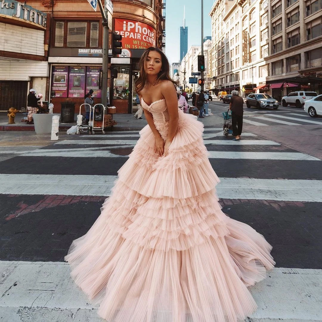 

Gorgeous Pink Ruffled Tulle Evening Dresses Strapless Sweetheart Sequins Beaded Layered Puffy Tulle Sweep Train Prom Gowns