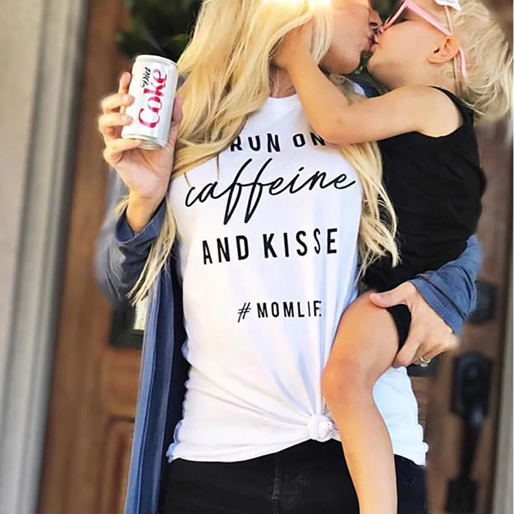 Футболка женская хлопковая с принтом Я работаю на кофеине и целуях|Футболки| |