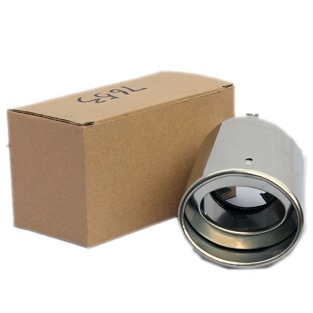 Круглый автомобильный глушитель из серебристого согнутого наконечника трубы