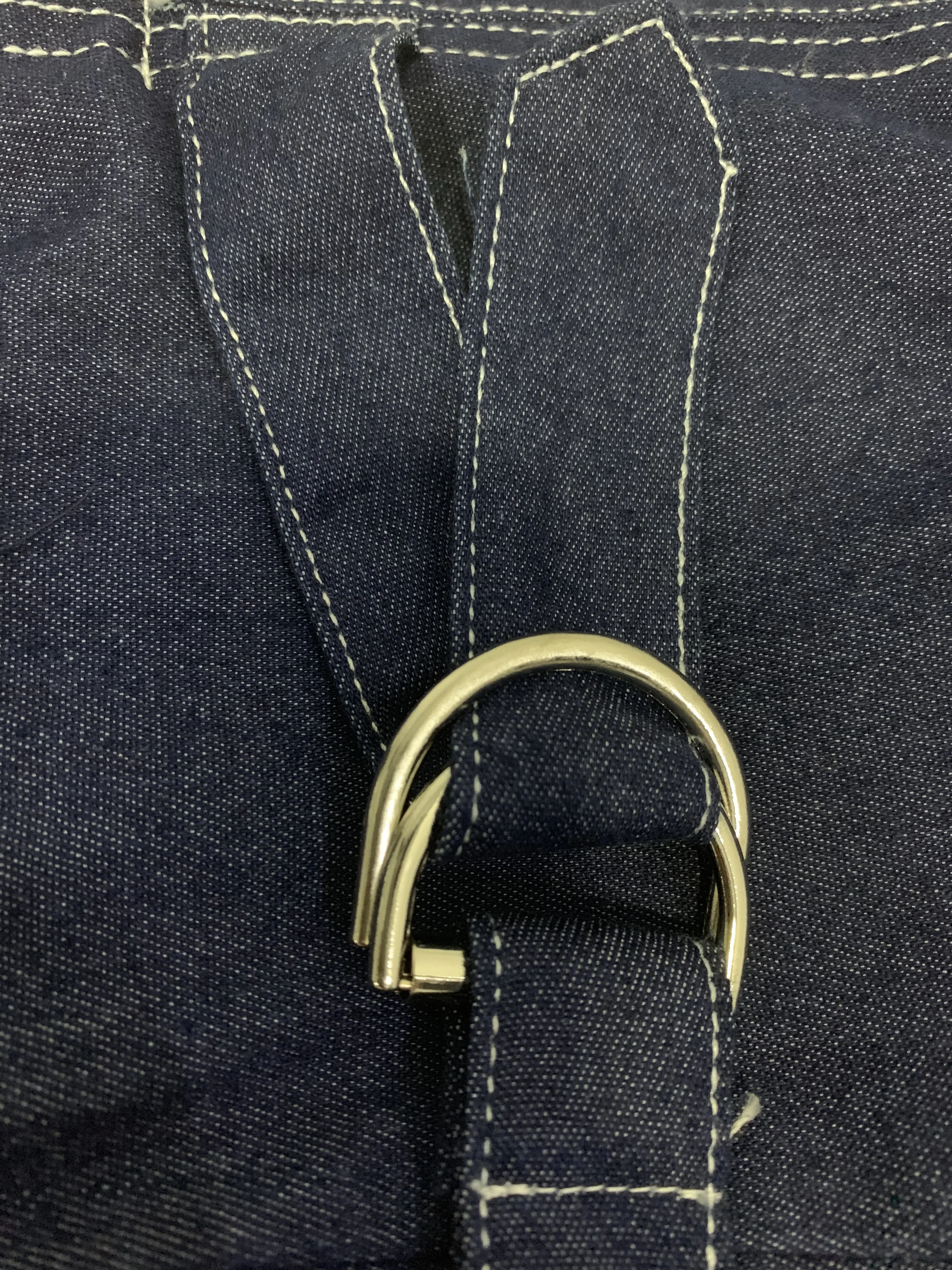 Женское джинсовое платье длинное плиссированное средней длины с лямкой на шее