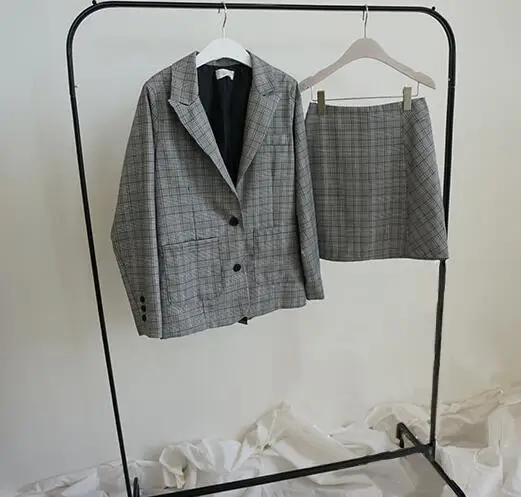 Женский офисный костюм-двойка элегантный однобортный пиджак в клетку и короткая